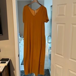 Mustard maxi dress with pockets